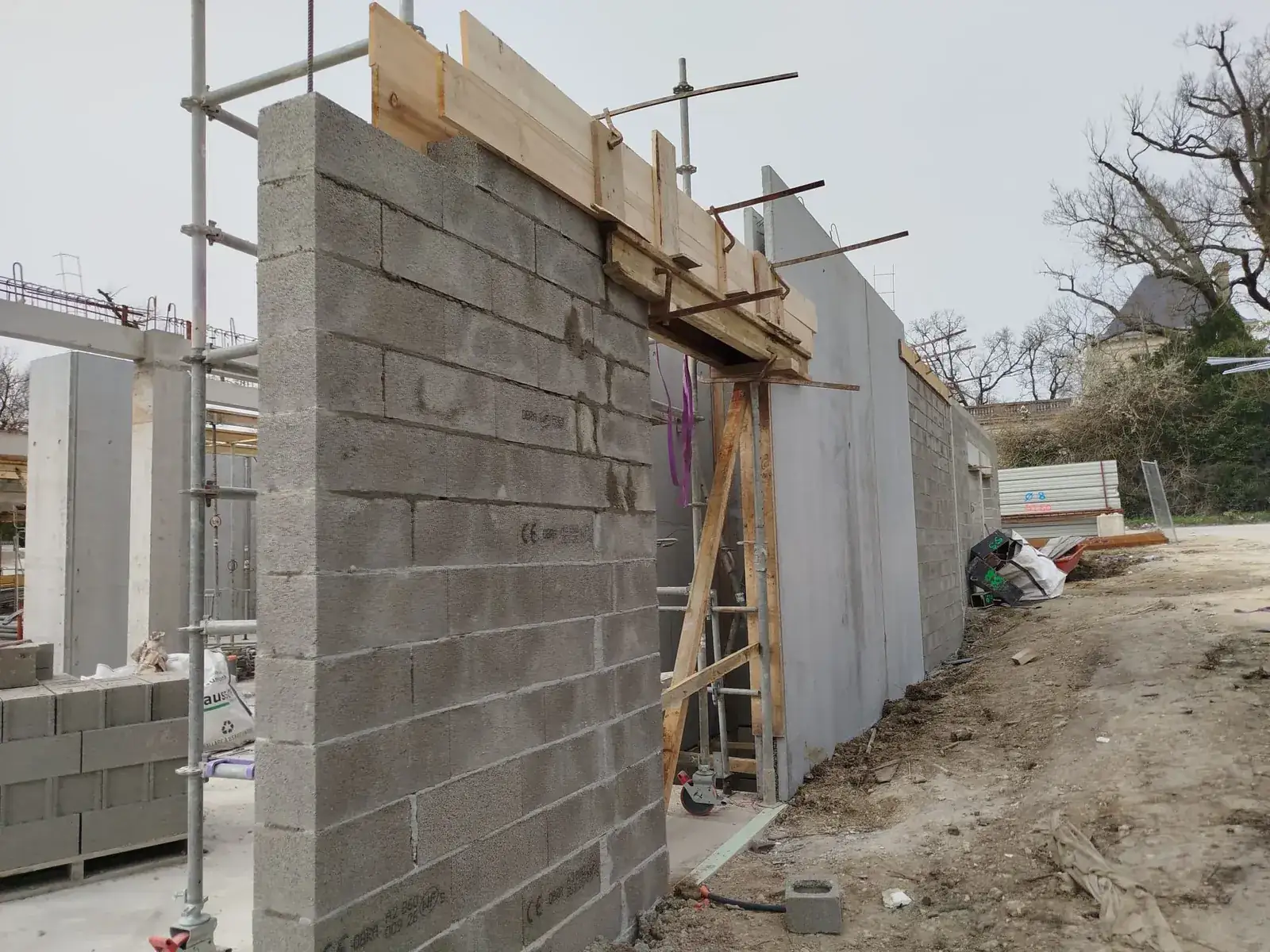 Mur en parpaings et linteau coffré sur un chantier de maçonnerie à Ambarès-et-Lagrave