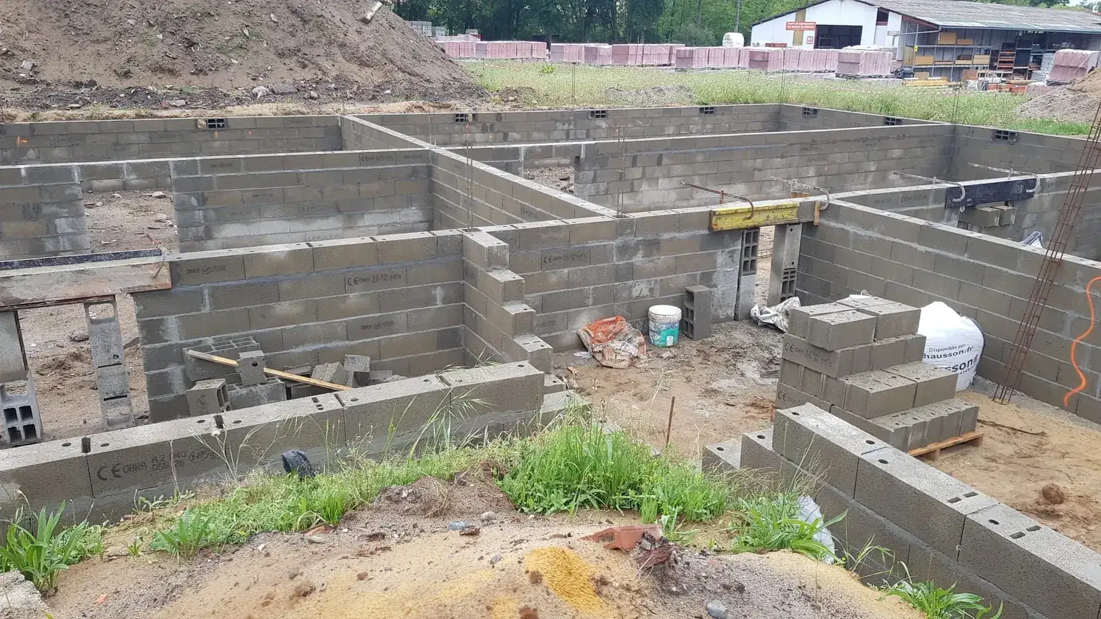Murs en parpaings d'une maison en construction neuve réalisée par Andrey Construction