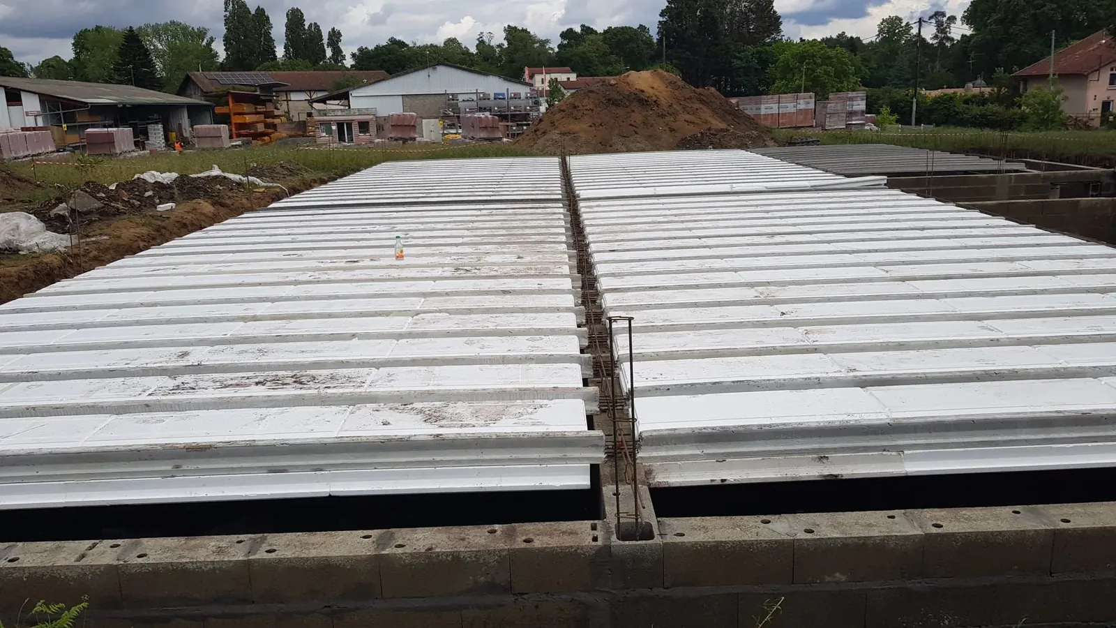 Plancher en poutrelles et hourdis terminé avant coulage de la dalle