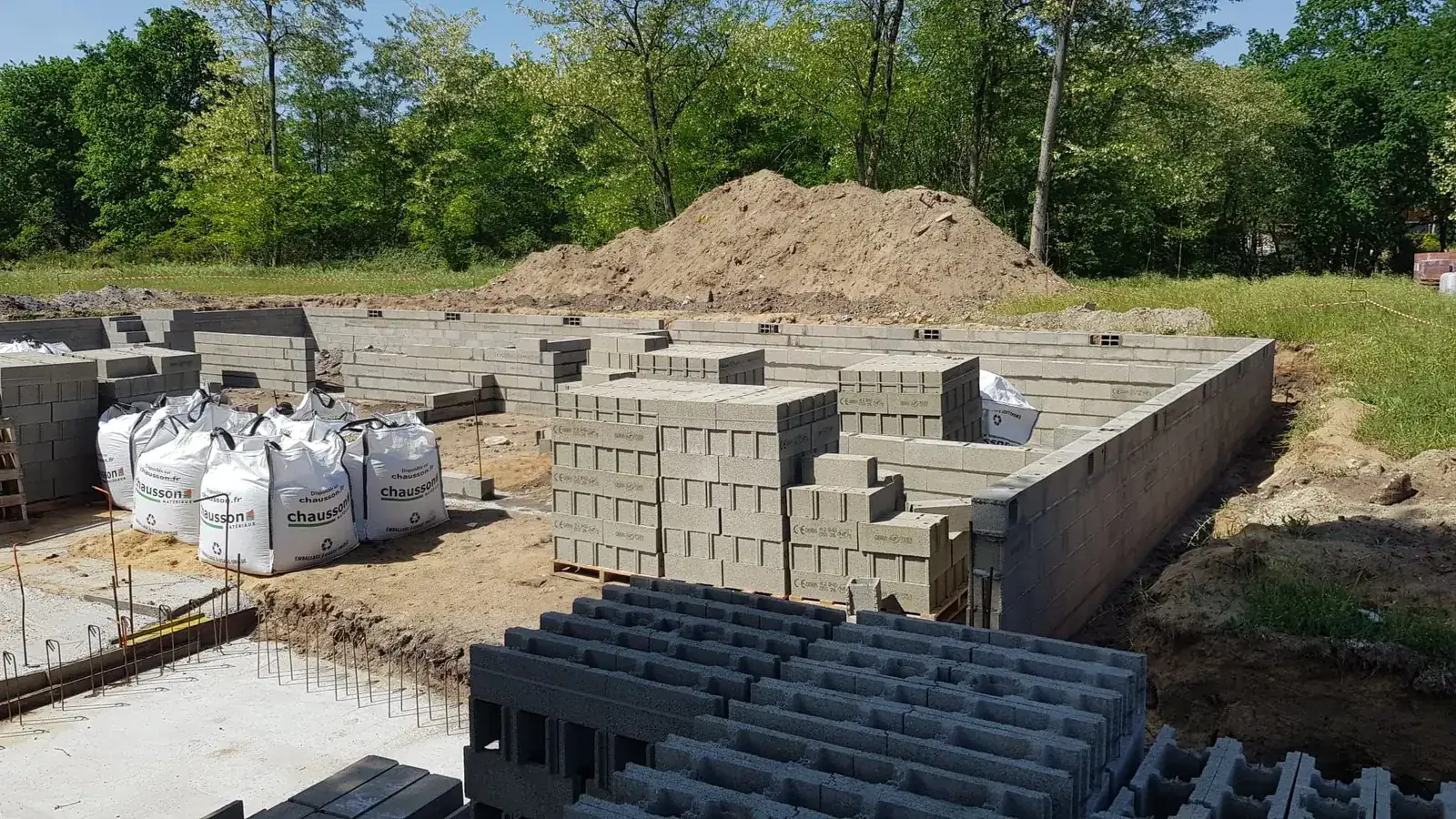 Soubassement en parpaings d'une construction neuve