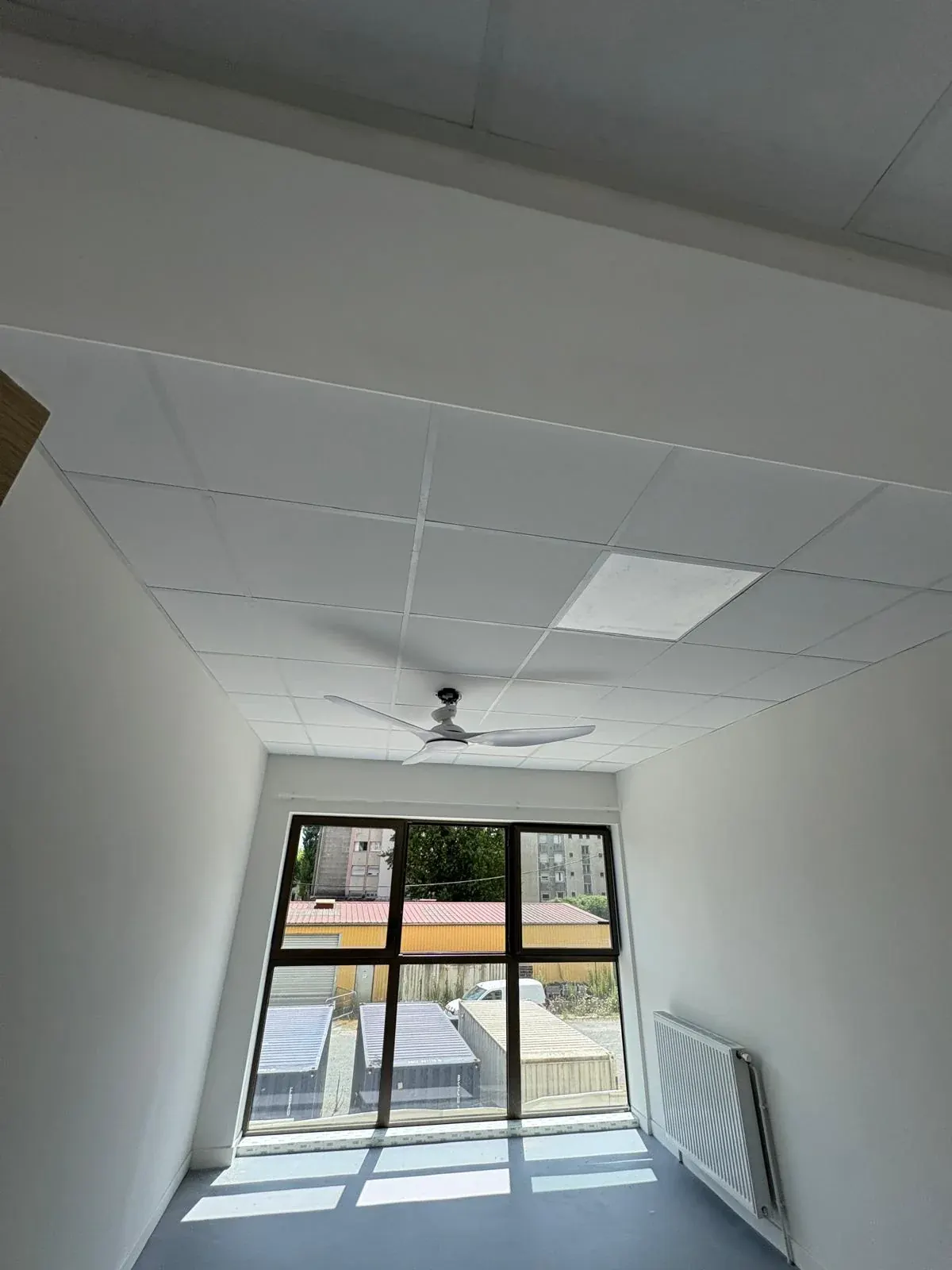 Pièce aux murs peints en blanc et finitions nettes après travaux