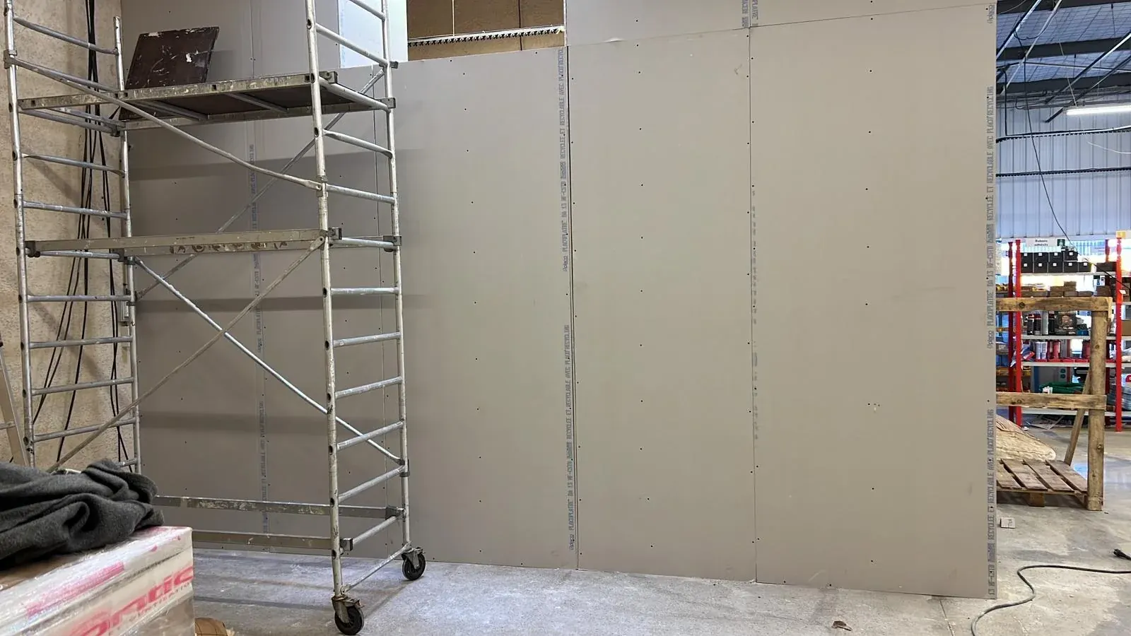 Cloison en plaques de plâtre terminée dans un local commercial