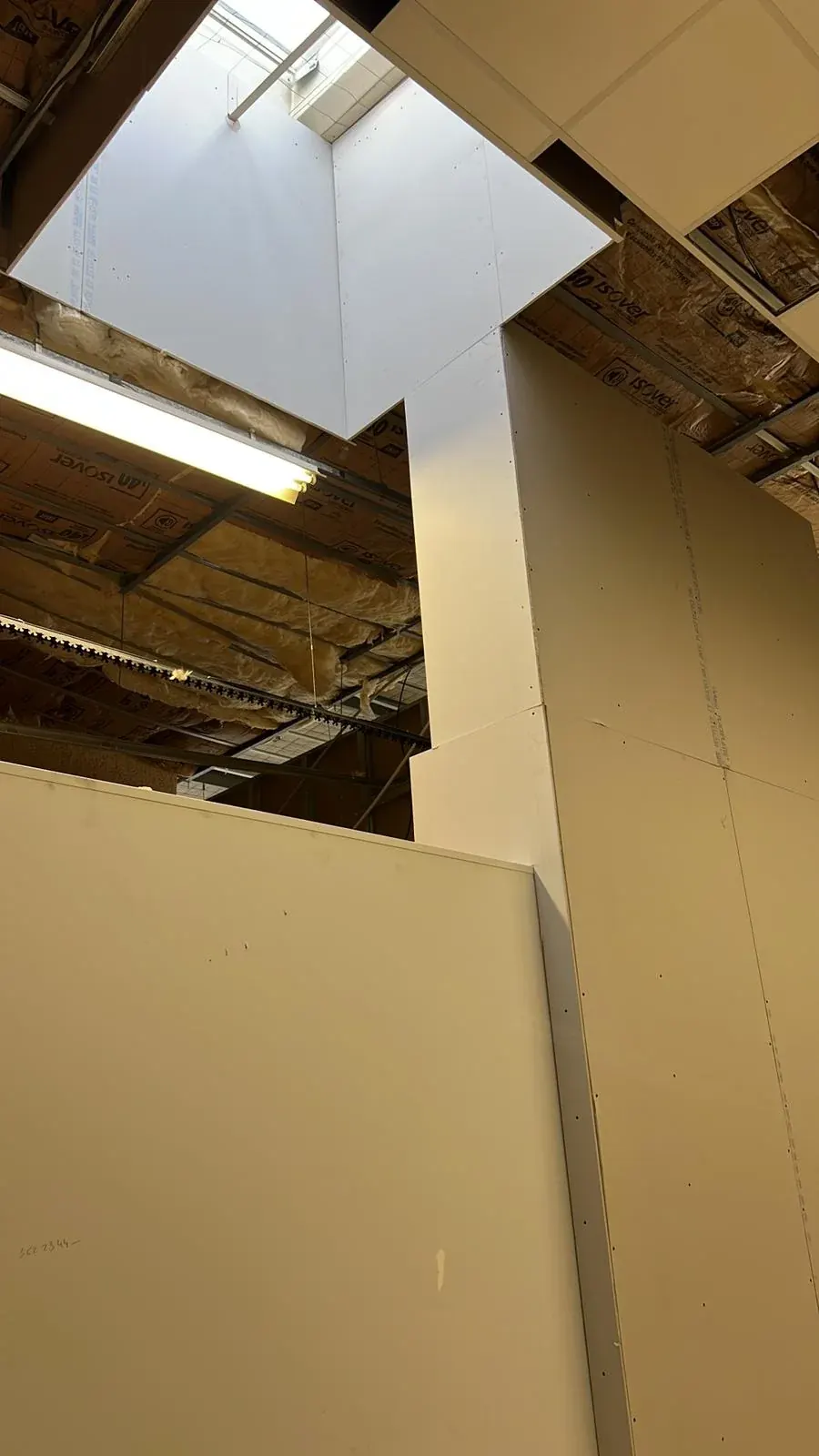 Cloison et faux plafond intégrant les réseaux techniques
