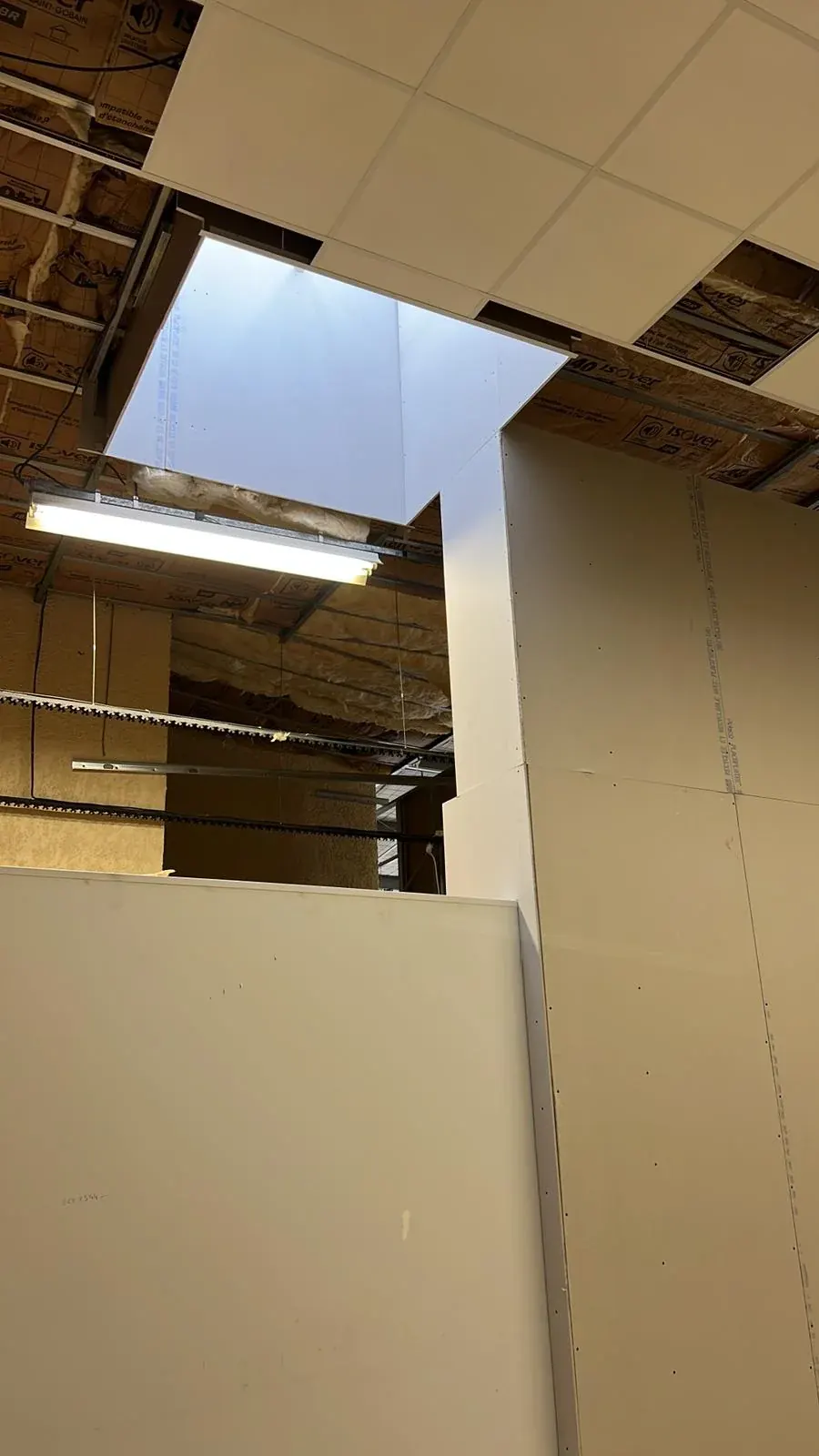 Trémie ouverte dans un faux plafond pour le passage des réseaux